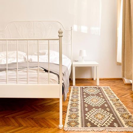 White Moon Apartment Braşov Esterno foto