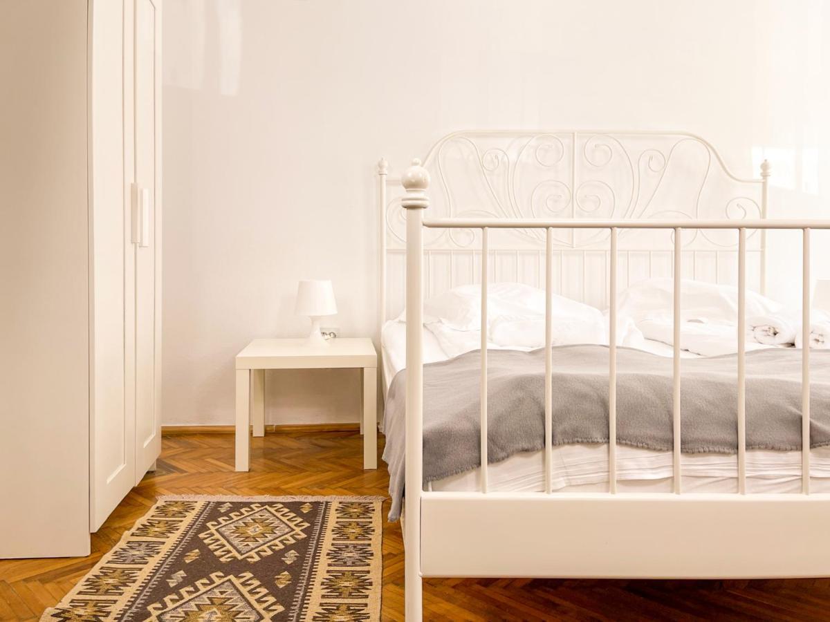White Moon Apartment Braşov Esterno foto