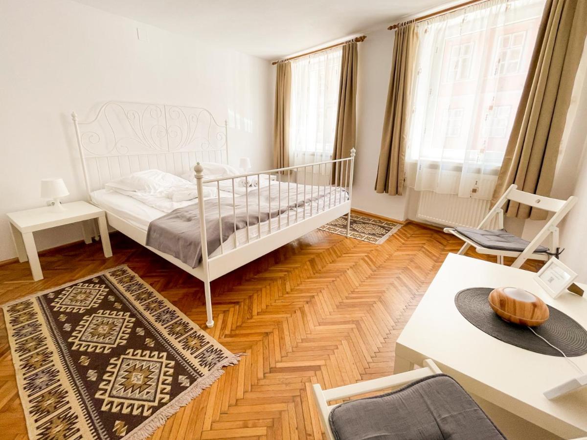 White Moon Apartment Braşov Esterno foto
